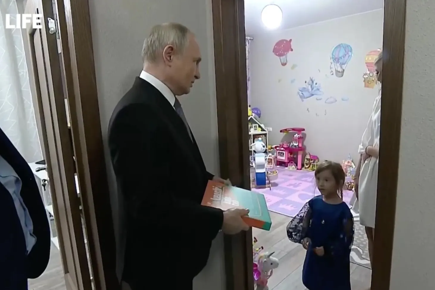 "Это зайчик, на победу": Дочка врача-онколога из Тулы подарила Путину игрушку