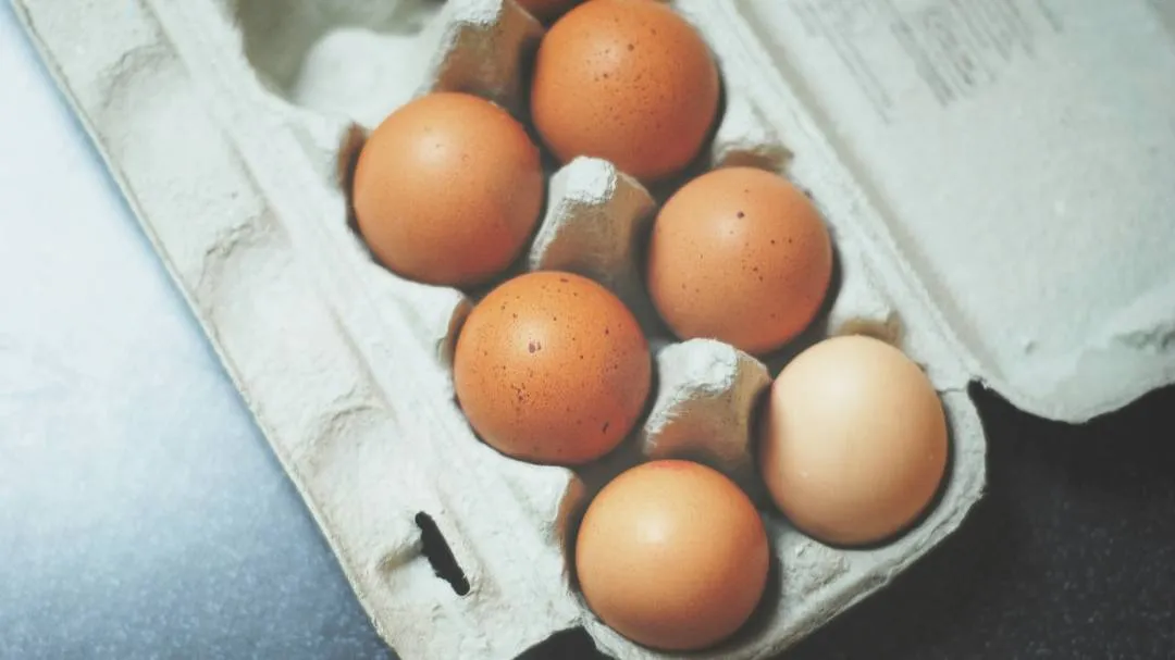 Нарушилась работа почек: Подмосковные медики спасли мужчину, отравившегося сырыми яйцами