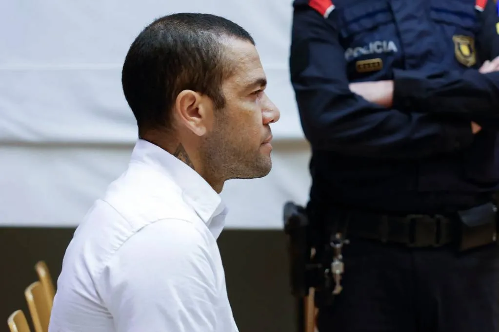 Самого титулованного футболиста мира Дани Алвеса приговорили к 4,5 года тюрьмы