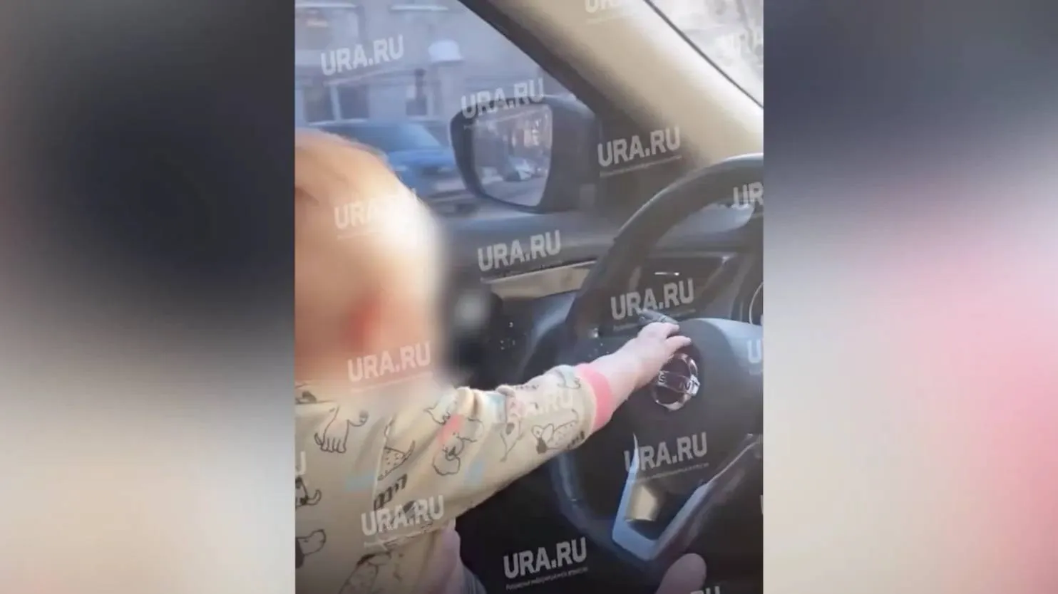 Супруги из Екатеринбурга усадили годовалого малыша за руль авто и сняли видео