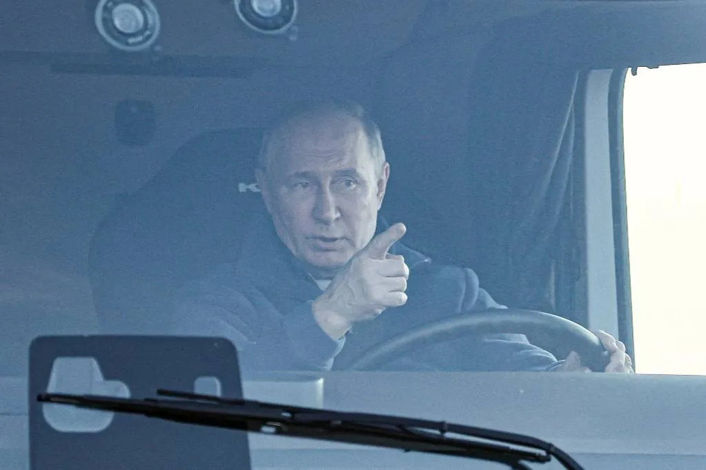 Путин пересел со штурвала ракетоносца Ту-160М за руль КамАЗа