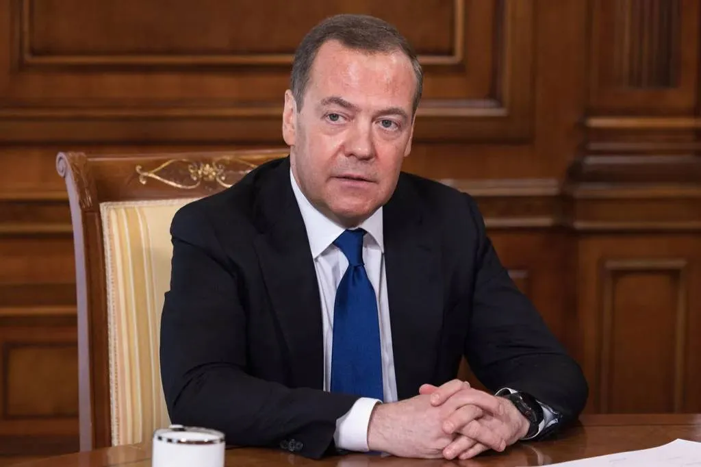 Медведев считает, что атмосфера доносительства в РФ не нужна