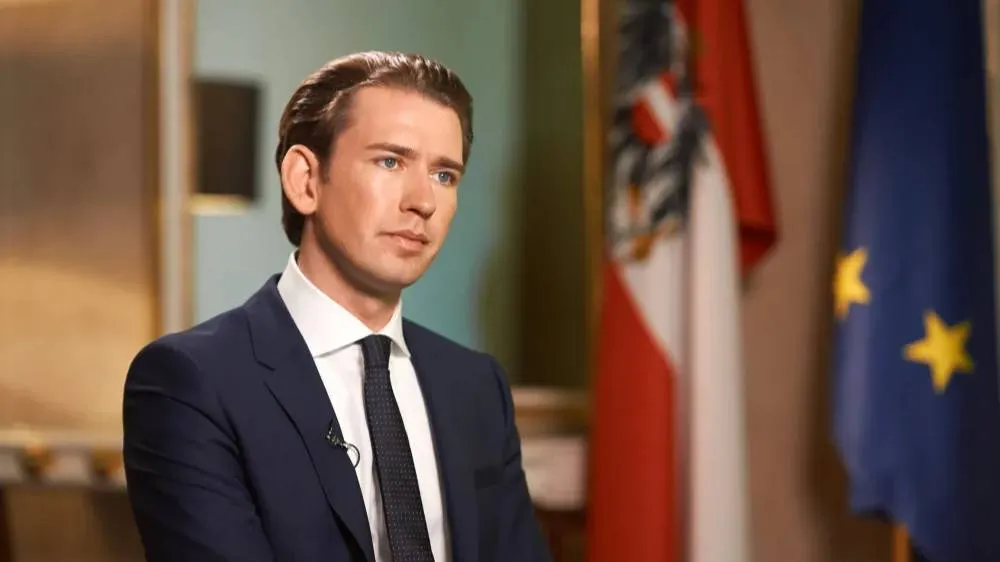 Прокололся на мелочи: Экс-канцлер Австрии Курц получил условный срок за одно СМС
