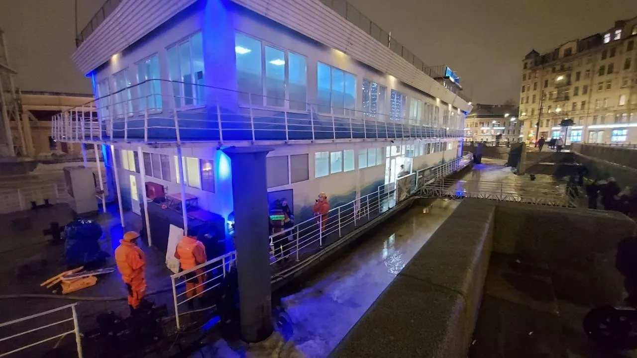 Спящих гостей отеля-корабля в Петербурге чуть не постигла участь пассажиров "Титаника"