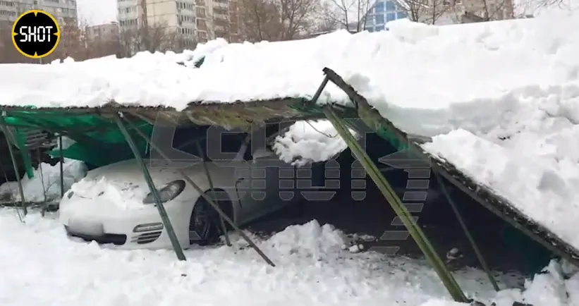 Крыша парковки обрушилась в Москве, придавив Porsche, Mercedes и десятки других авто