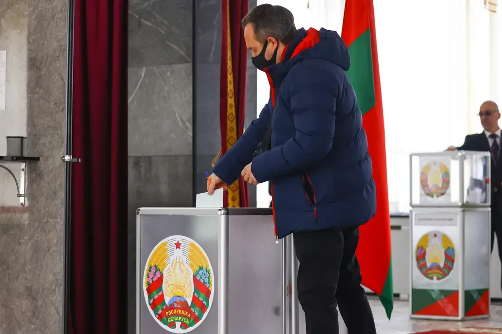 В Белоруссии явка на парламентских и местных выборах на 12:00 составила 50,97%