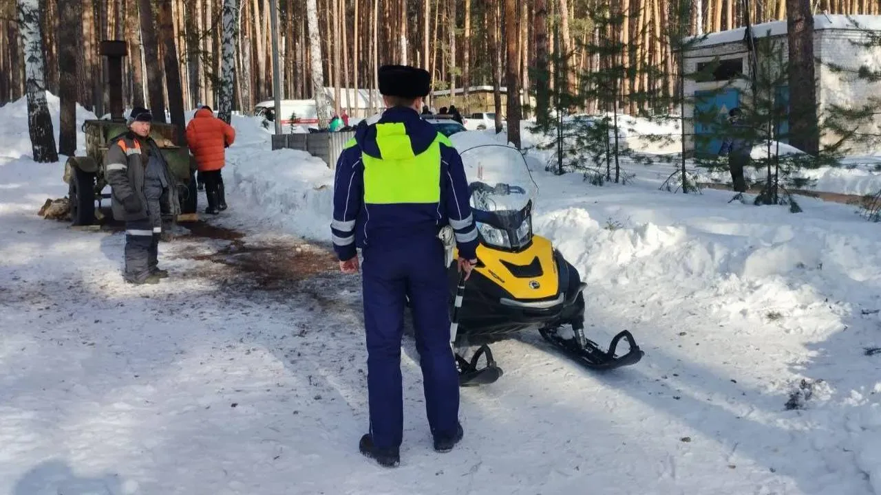 На Урале водитель снегохода снёс девушку на лыжной базе