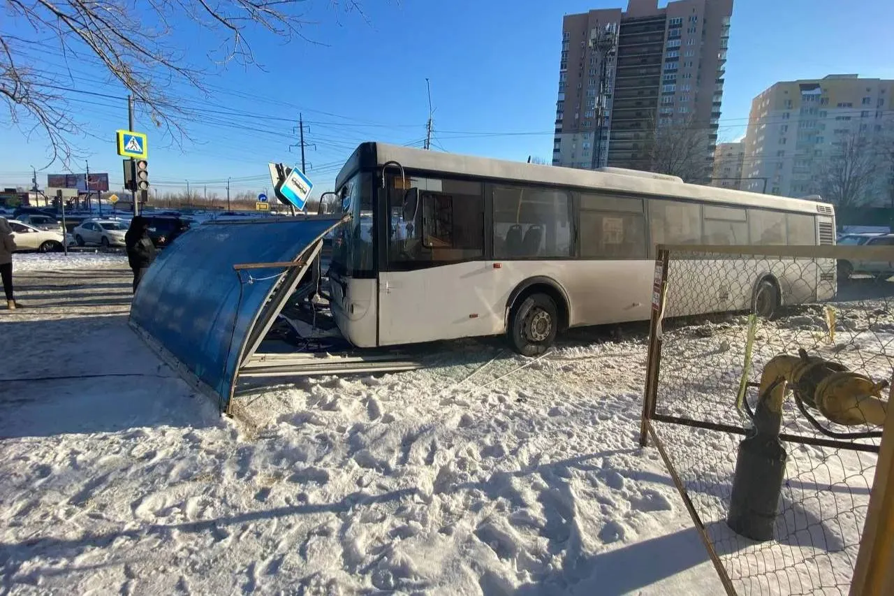 В Саратове автобус столкнулся с двумя легковушками и снёс остановку