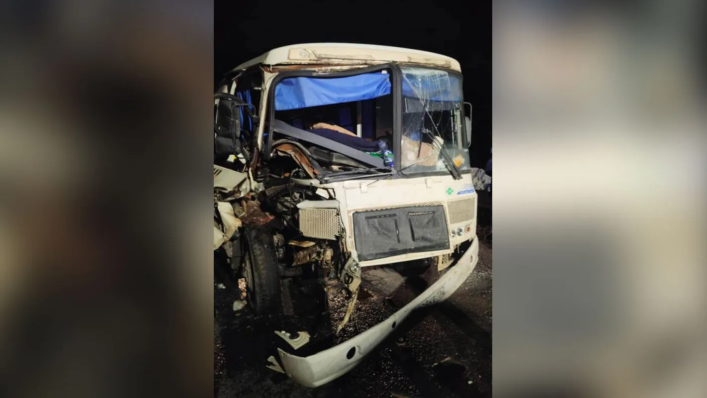 Автобус врезался в трактор на трассе в Прикамье, два пассажира пострадали