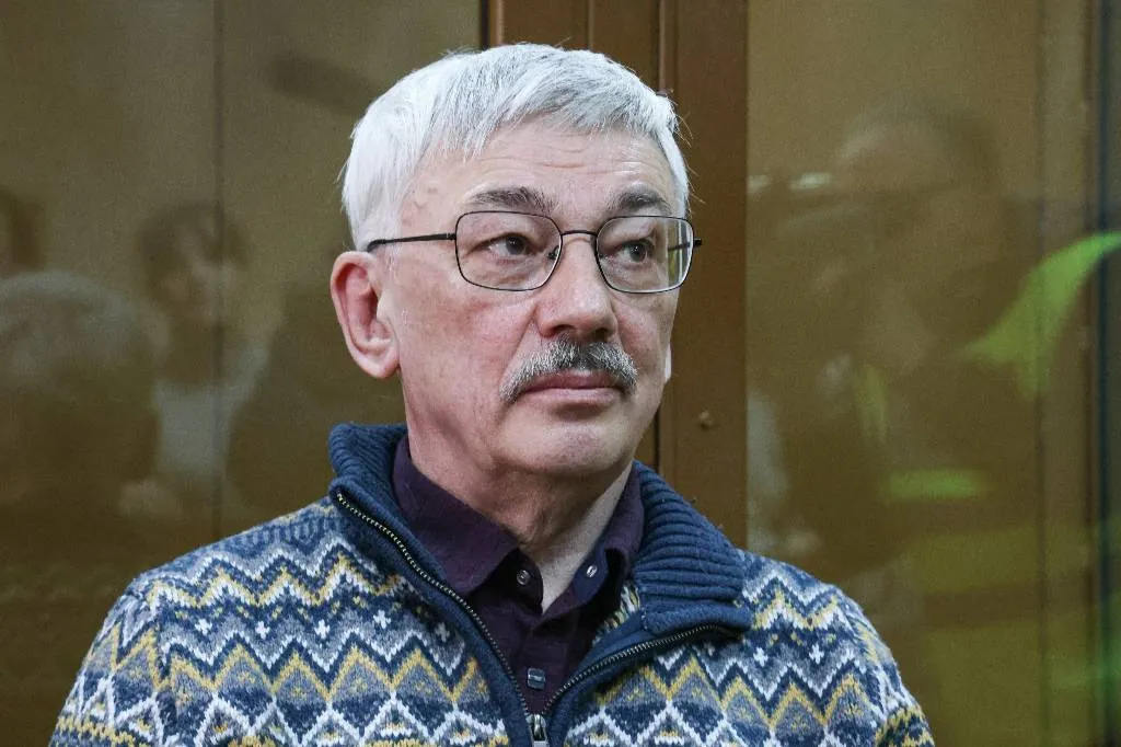 Суд приговорил правозащитника Орлова** к 2,5 года колонии за дискредитацию ВС РФ