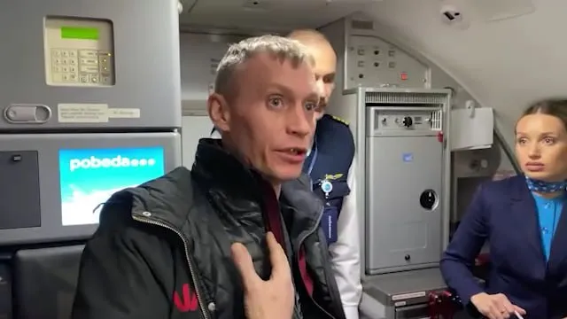 Раненого бойца СВО, летевшего домой после лечения, сняли с рейса из-за запаха табака