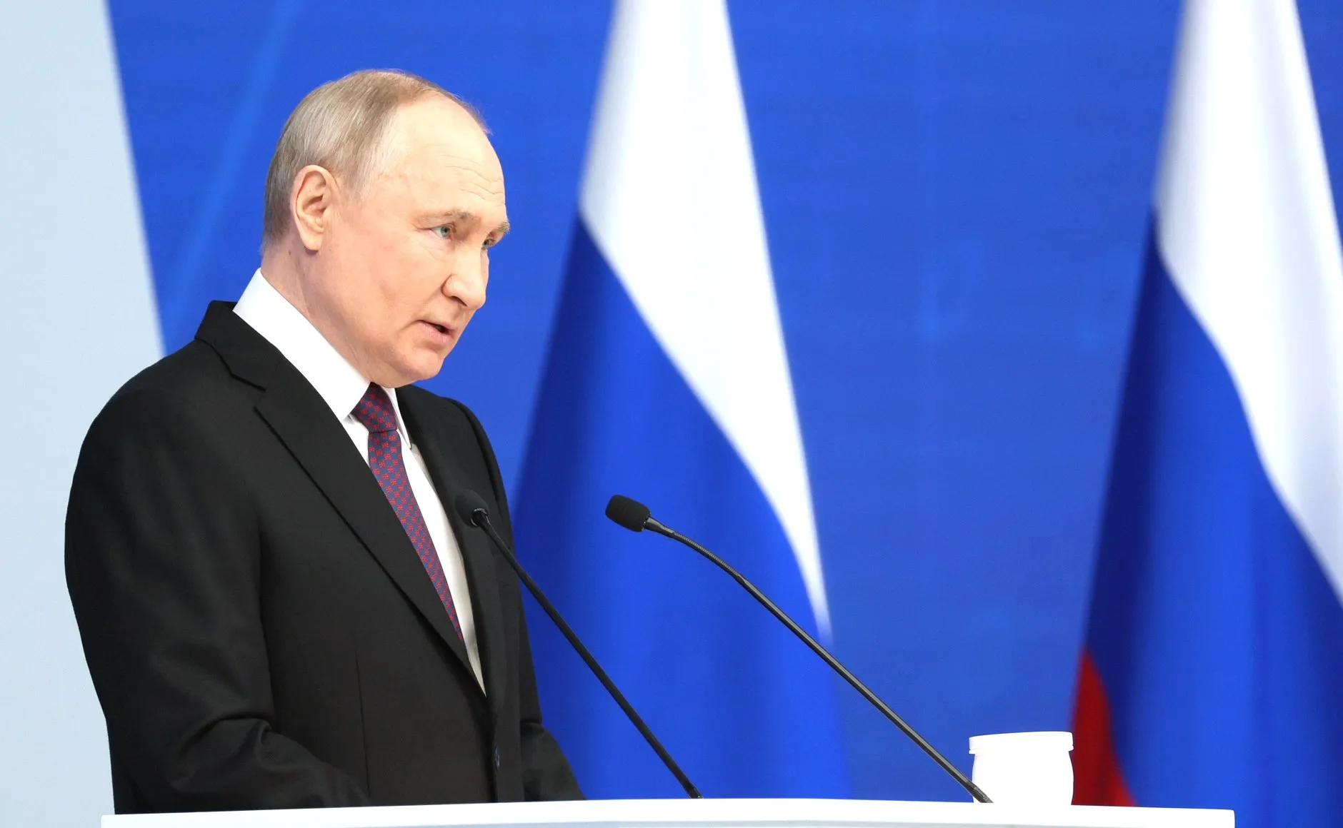 Путин поручил выпускать больше потребительских товаров, лекарств и станков