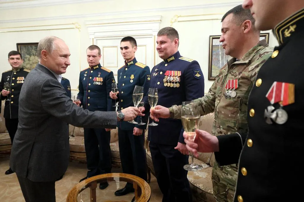 Путин назвал участников СВО подлинными героями, которым можно передать Россию