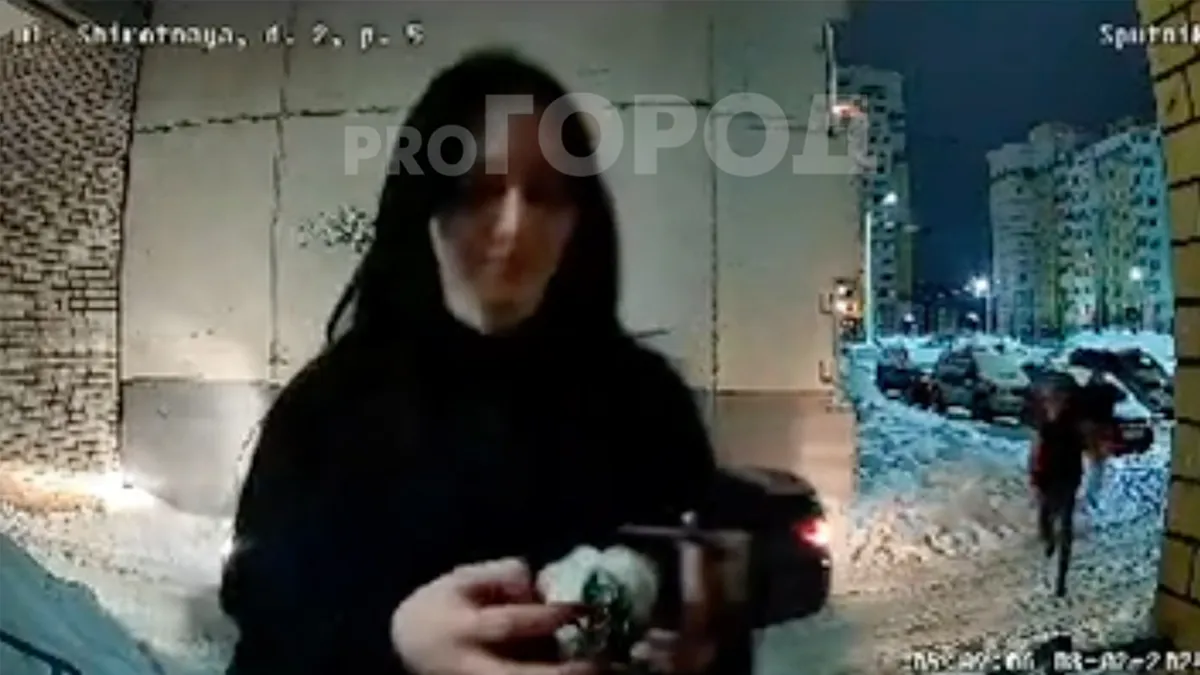 Камера домофона сняла похищение девушки прямо возле подъезда в Кирове
