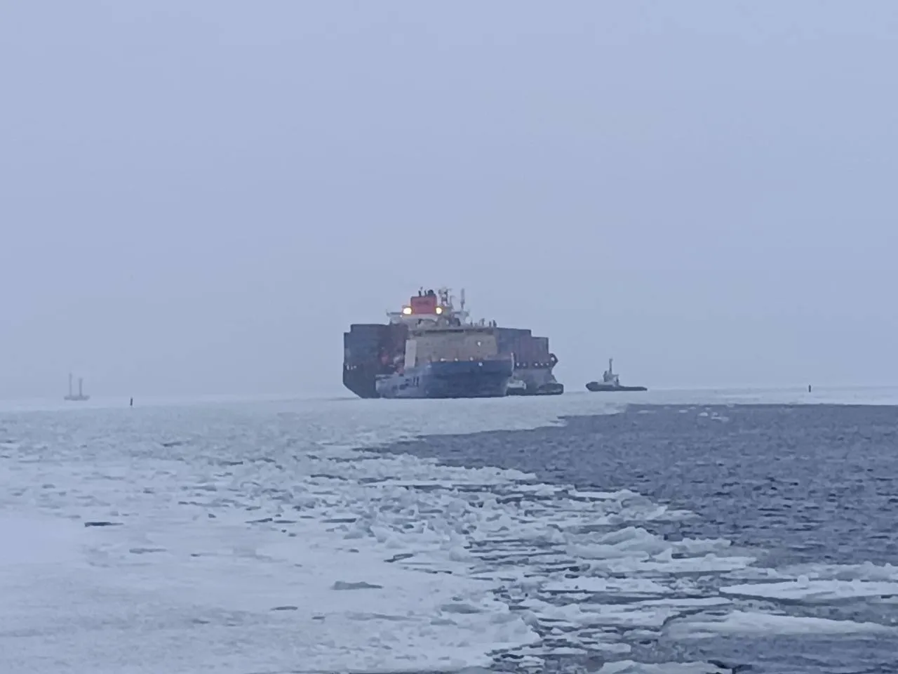 Буксир помог сойти с мели 294-метровому сухогрузу в порту Петербурга