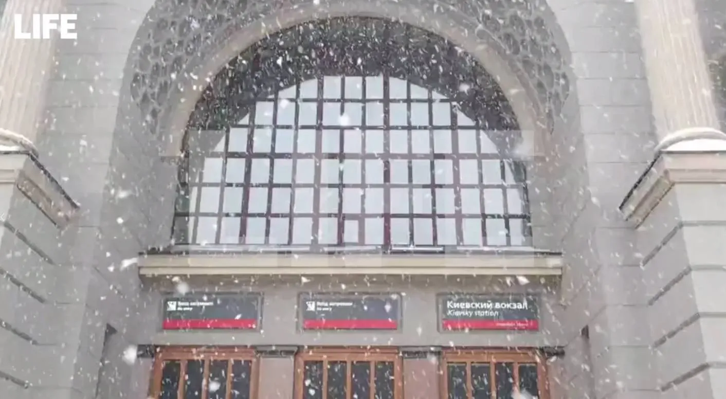 Москву заваливает снегом из-за циклона 