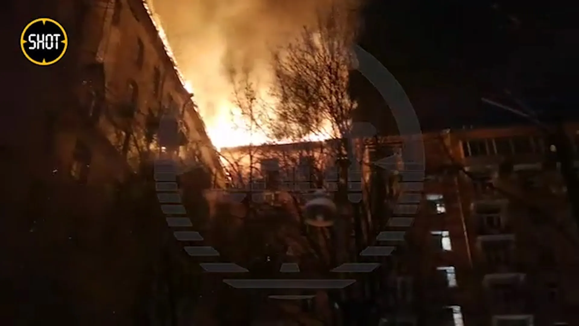 Огромный пожар на улице Черняховского в Москве перекинулся на третий дом