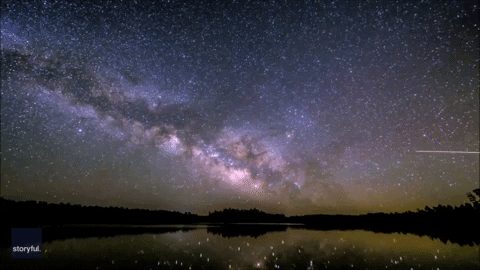 Млечный Путь в ночном небе. GIF © giphy