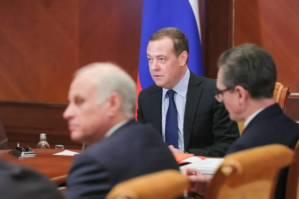 Медведев поручил исключить необоснованные расходы на производствах оружия
