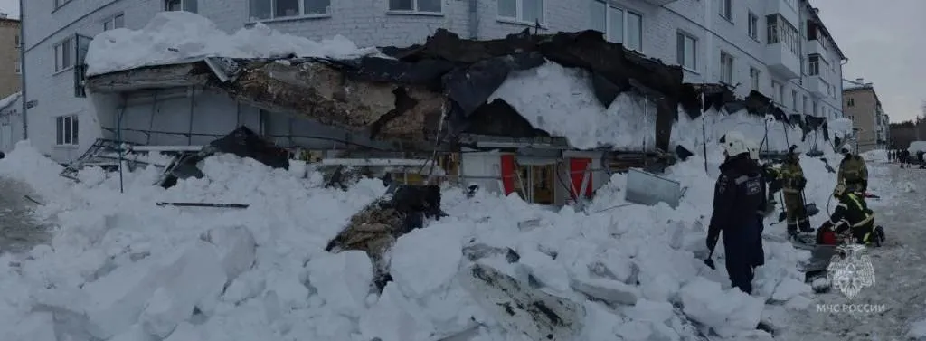 В Казани обвалилась крыша магазина, оставив огромные завалы