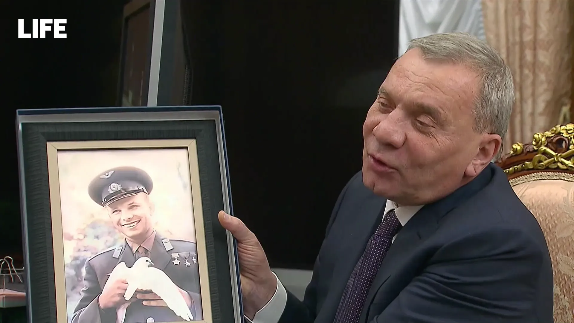 "Всё получится!": Путину сделали подарок в честь 90-летия со дня рождения Гагарина