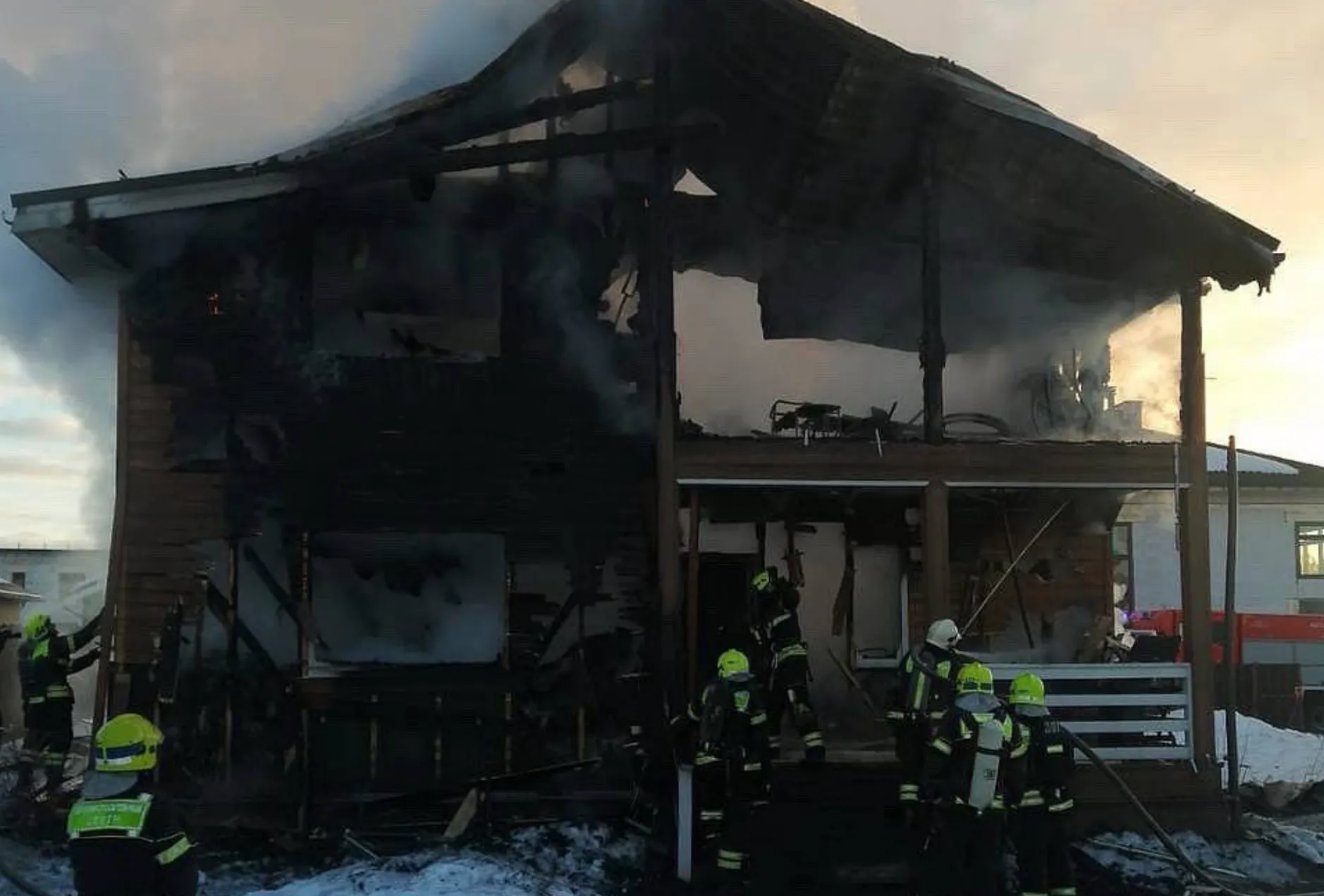 Семью с ребёнком нашли мёртвой на пепелище загадочно сгоревшего дома в Москве