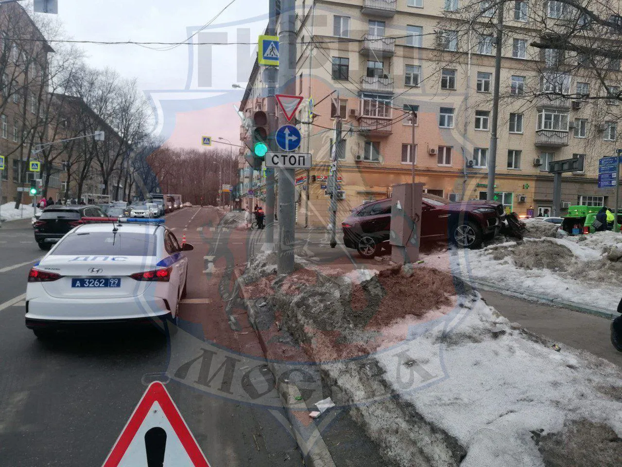 В Москве Jaguar вылетел на тротуар и сбил пешеходов