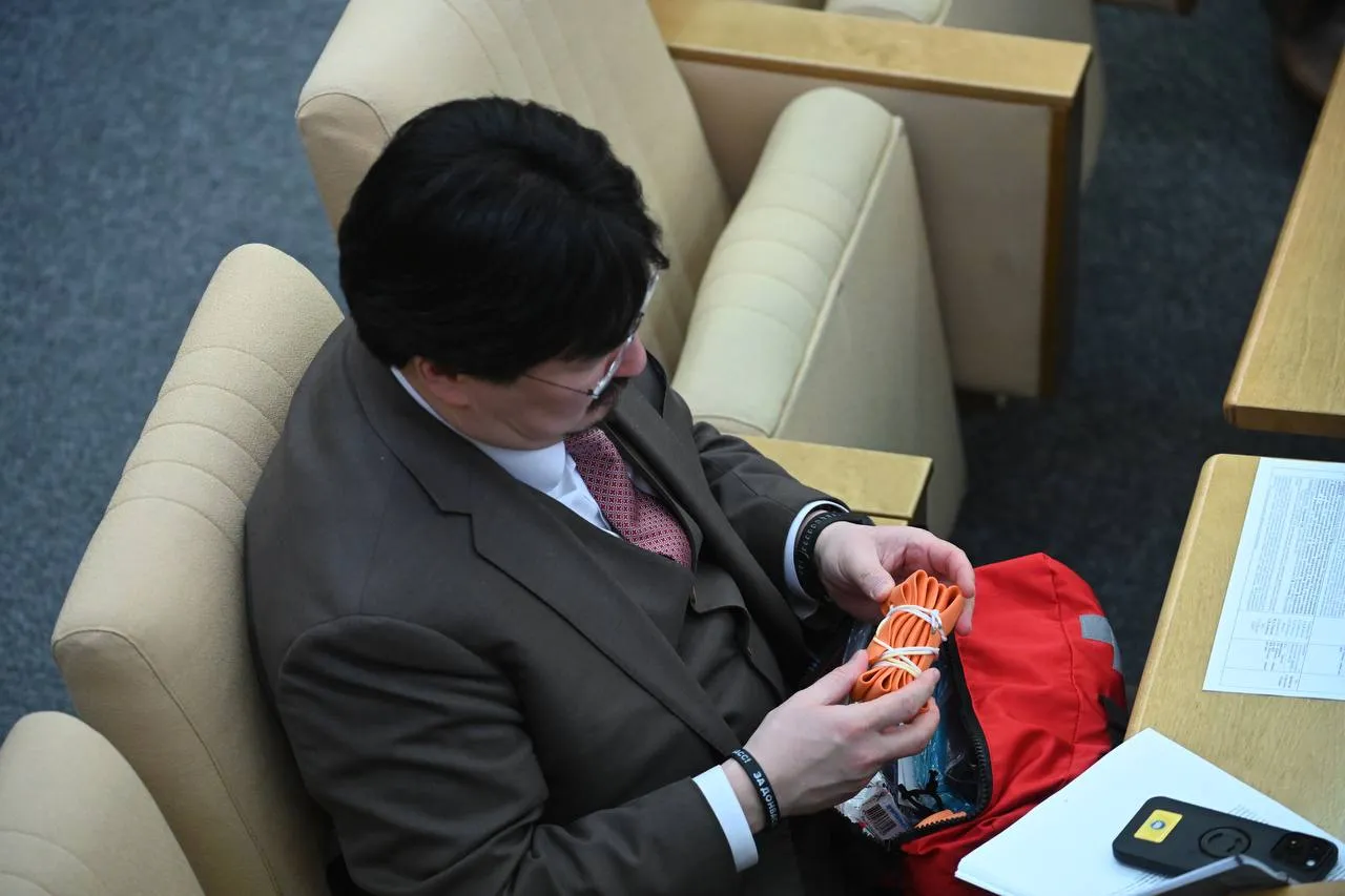 Депутата заметили в ГД с оранжевыми жгутами, и это оказалось новое изобретение для приграничья