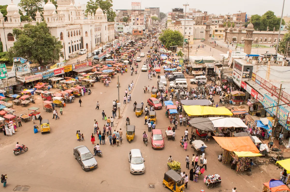 Такси на бешеной скорости протаранило толпу на рынке в Индии и попало на видео