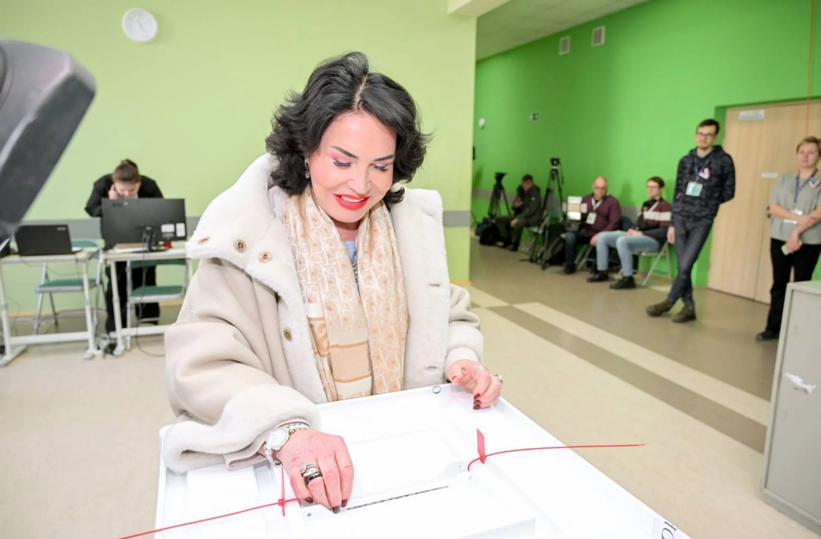 Надежда Бабкина поделилась своим девизом по жизни, проголосовав на участке в Москве