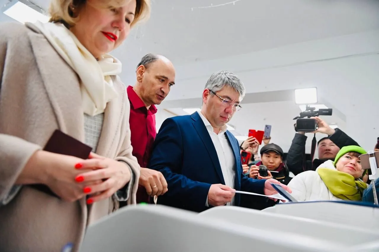 Губернатор Бурятии Цыденов проголосовал на выборах президента России