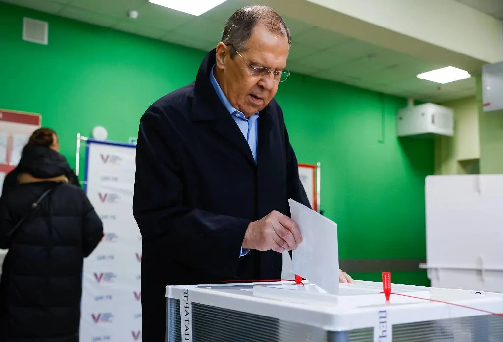 Лавров проголосовал в Москве на выборах президента России