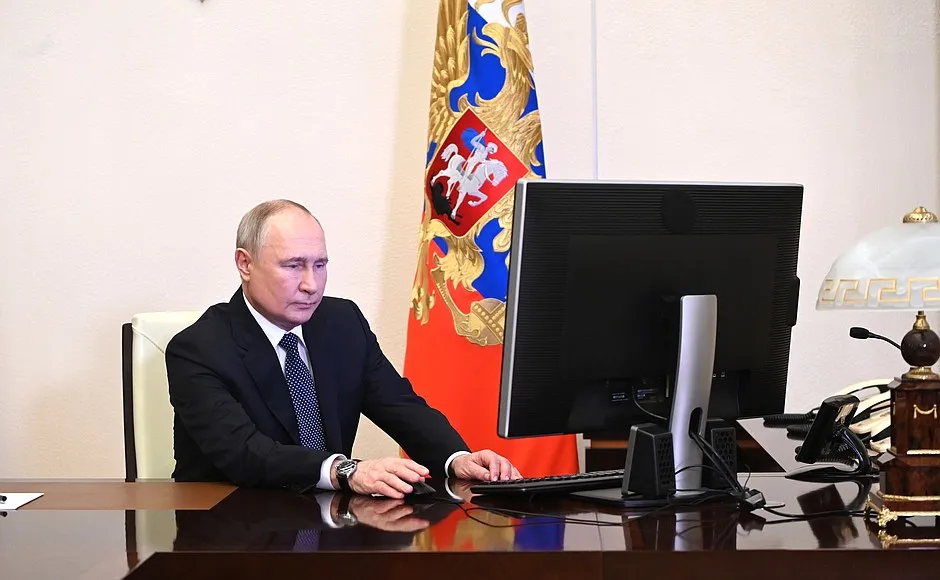 Песков рассказал Life.ru, почему Путин проголосовал на выборах президента онлайн