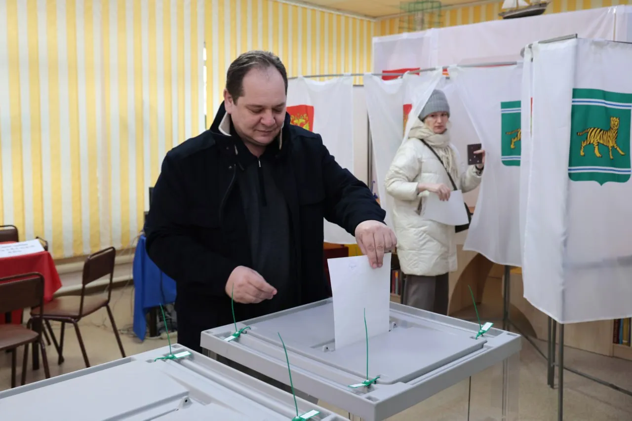 Губернатор ЕАО Гольдштейн принял участие в голосовании на выборах президента РФ