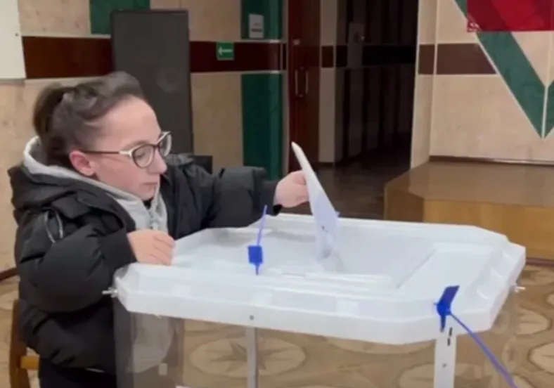 Самая маленькая девушка России впервые проголосовала на выборах президента