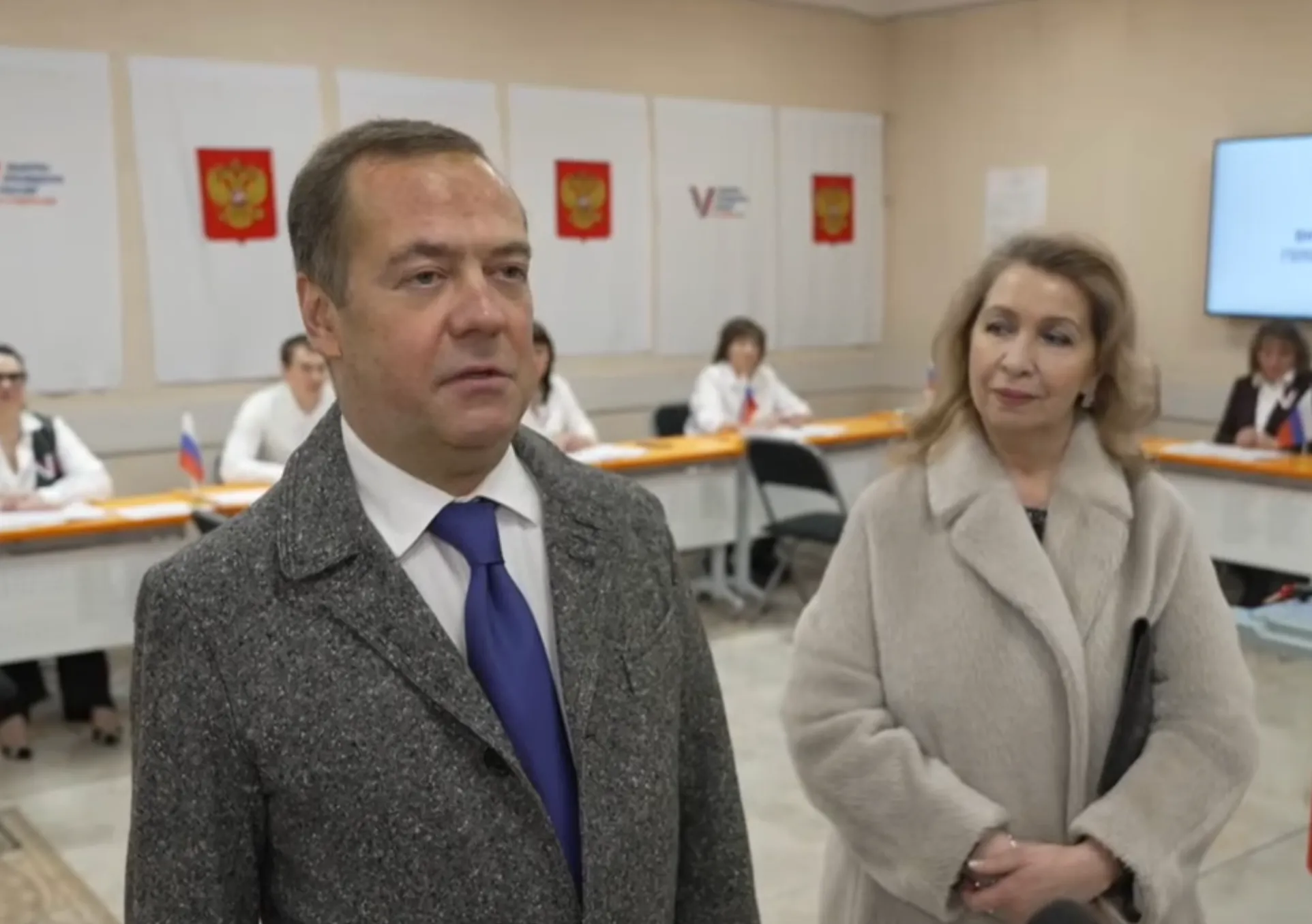 Медведев проголосовал на выборах вместе с женой, у которой сегодня день рождения