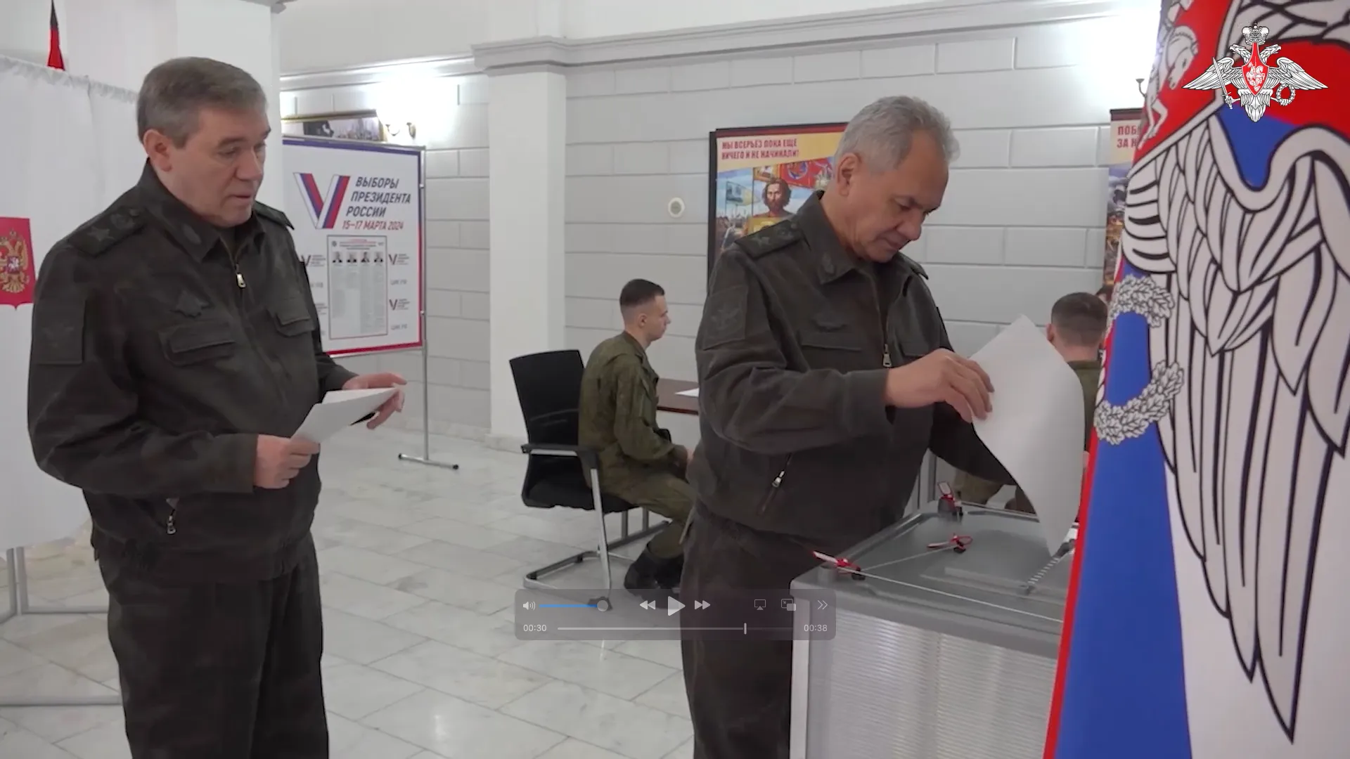 Шойгу и Герасимов с бойцами проголосовали на выборах президента в Южном военном округе