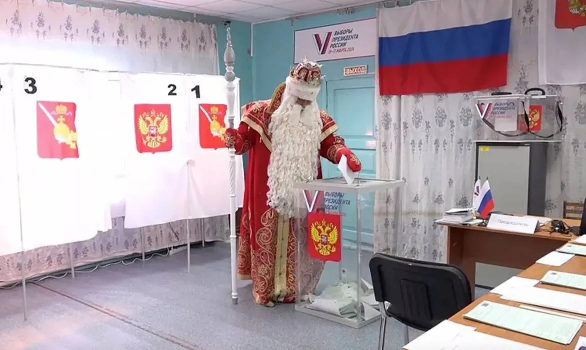 "В ваших руках — будущее страны": Дед Мороз из Великого Устюга проголосовал на выборах президента