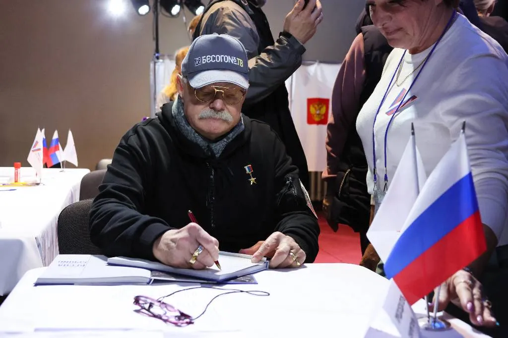 Никита Михалков в Крыму проголосовал на выборах и поговорил с электронной урной