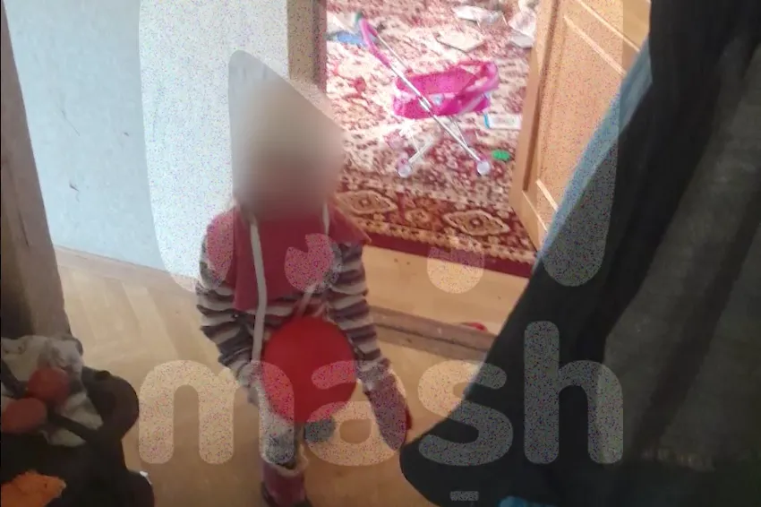 В Петербурге прохожие заметили на улице ребёнка в одном свитере и с носком в руке