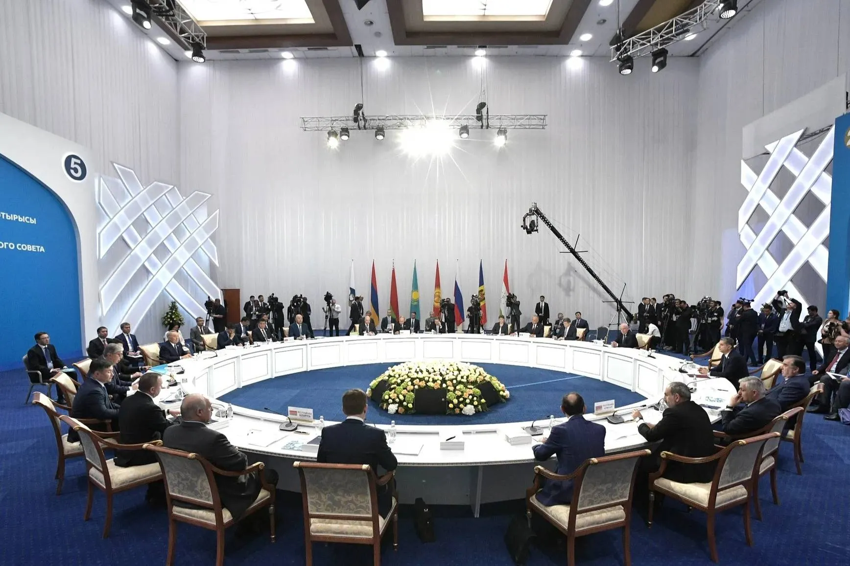 Путин: Юбилейный саммит ЕАЭС к 10-летию союза пройдёт 8 мая в Москве