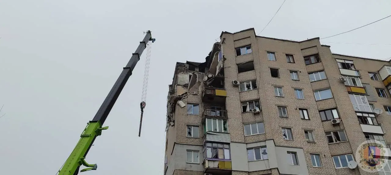 Один человек оказался под завалами после удара ВСУ по многоэтажке в Лисичанске