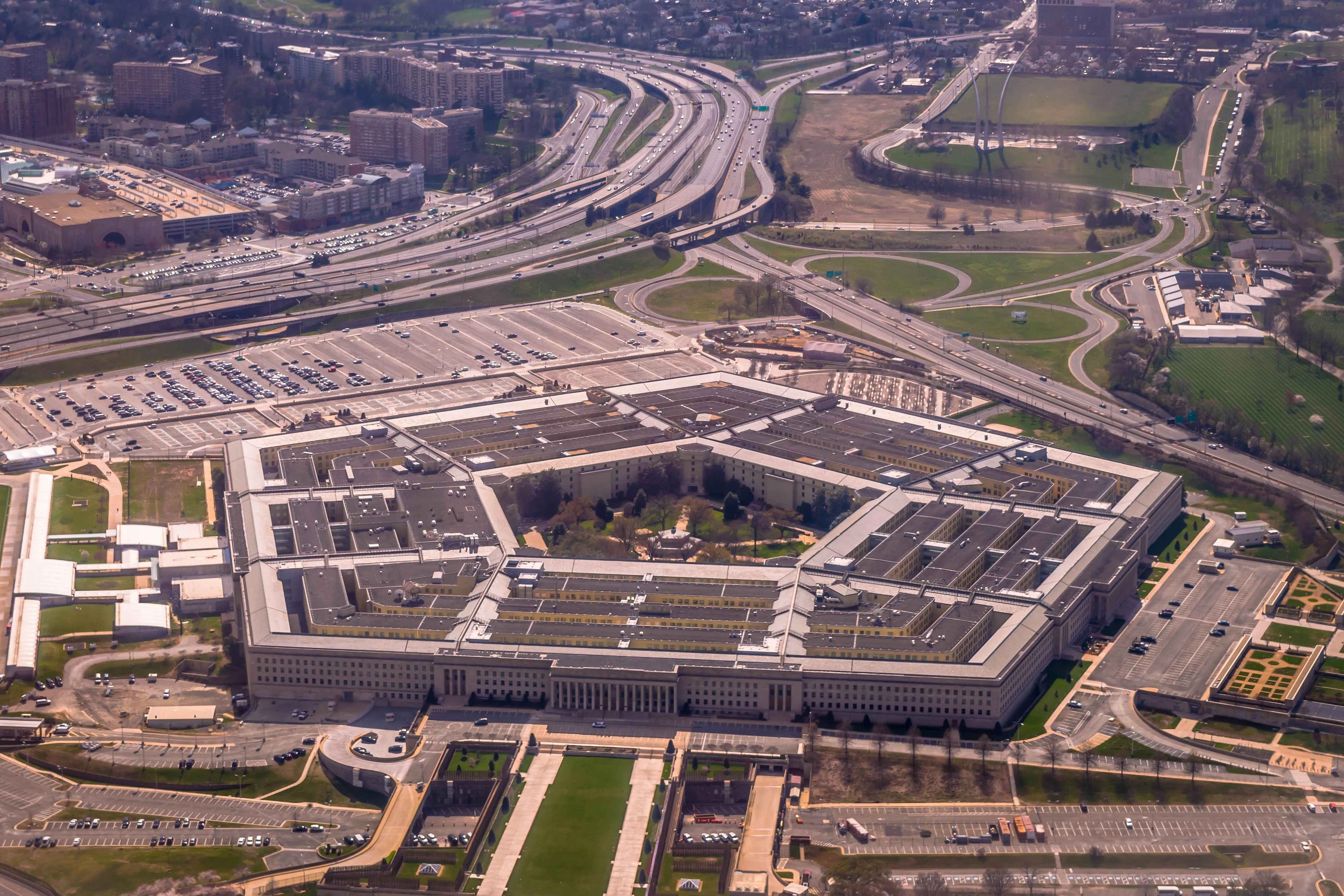 Пентагон заявил о пересмотре некоторых видов военной помощи Израилю