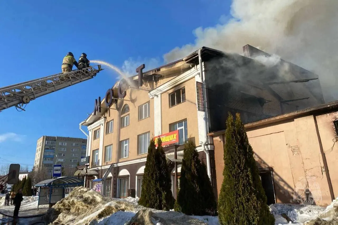 Крупный пожар охватил торговый центр в Пензенской области