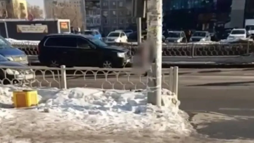 В Екатеринбурге женщина разделась и бросалась грудью на автомобили