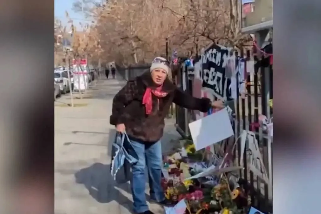 "Клоунаду тут сделали!": Жительница Еревана разгромила мемориал Навальному* на глазах у его сторонников