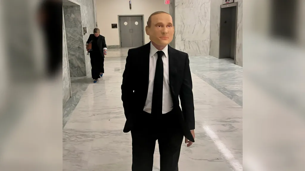 В США конгрессмен пришёл на слушание по импичменту Байдена в маске Путина
