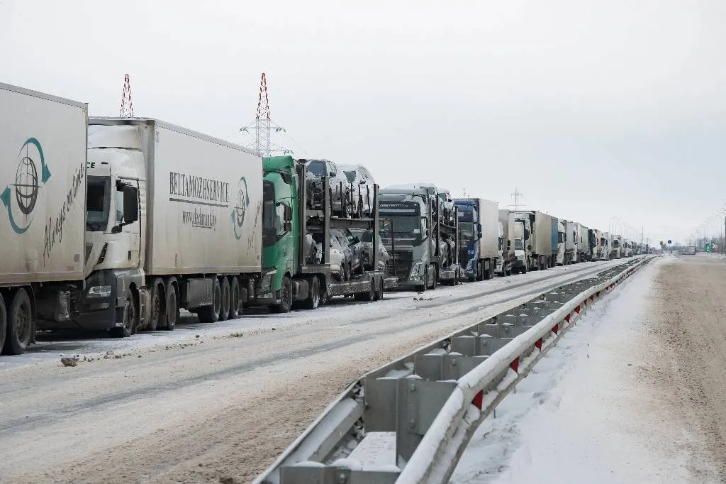 Литва без объяснения причин перестала пропускать грузовики из Калининграда