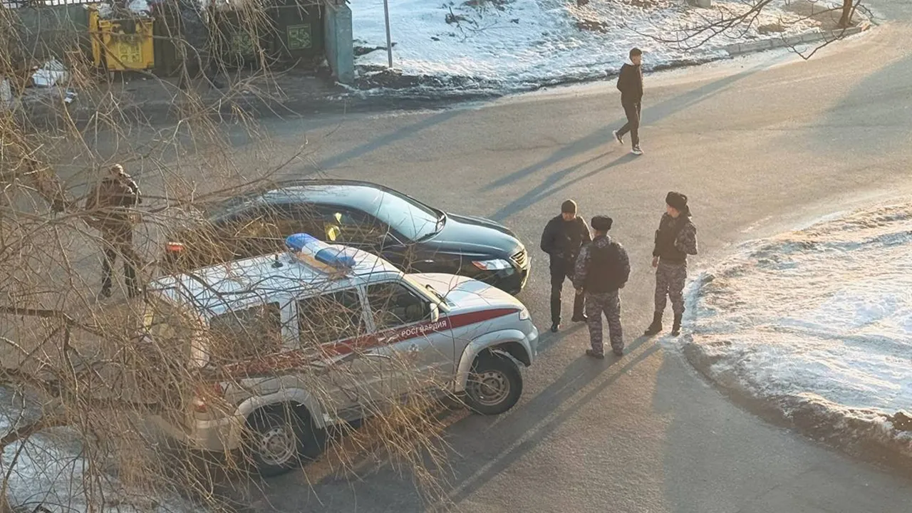 В Петропавловске-Камчатском мужчина взял в заложники женщину и угрожает ей расправой