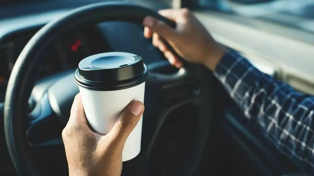 Энергетики и кофе бесполезны: Врач раскритиковала популярные способы взбодриться за рулём